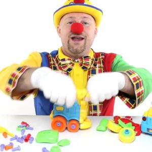 •VIDEO• per bambini piccoli, Clown Alex costruisce il trenino che canta moto da corsa