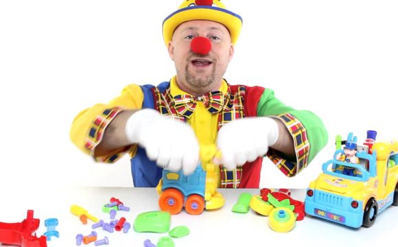 •VIDEO• per bambini piccoli, Clown Alex costruisce il trenino che canta moto da corsa